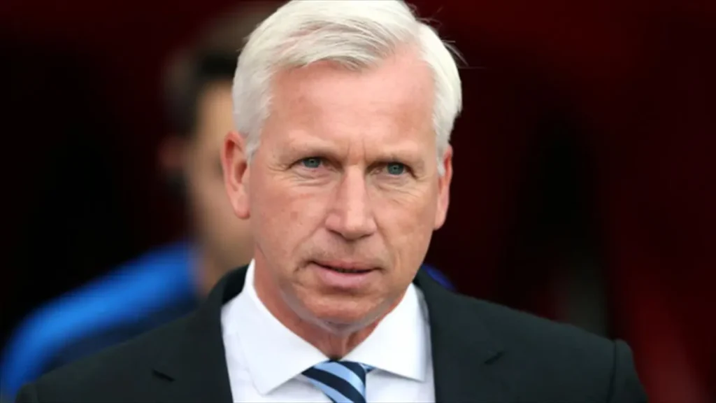 EPL: Alan Pardew names Arsenal’s biggest rival in title race