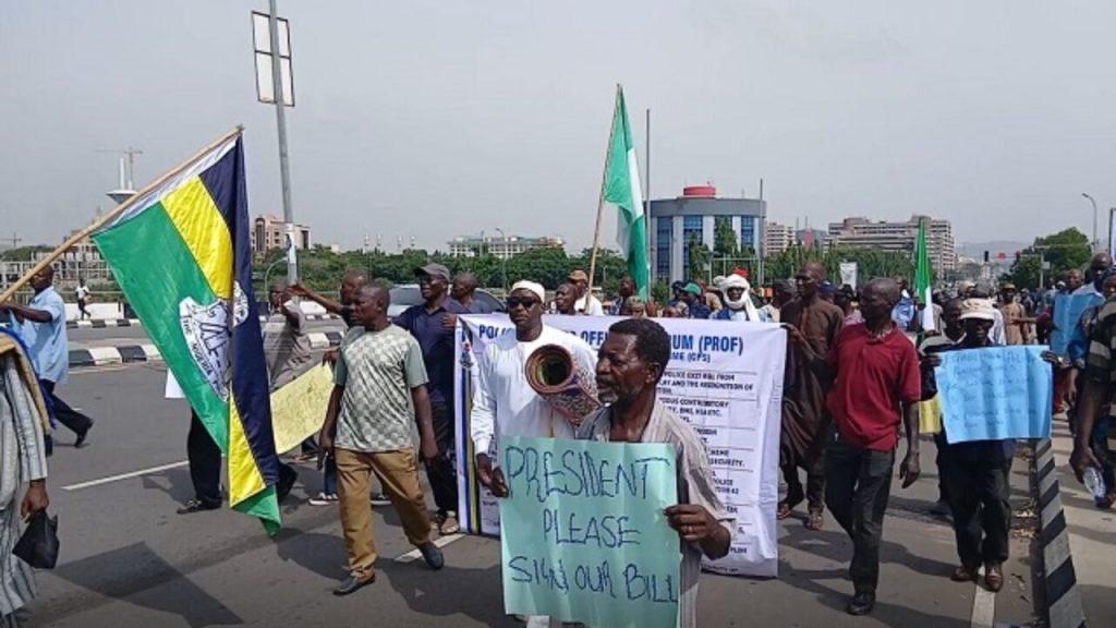 Pension scheme: Retired police officers block Presidential Villa gate